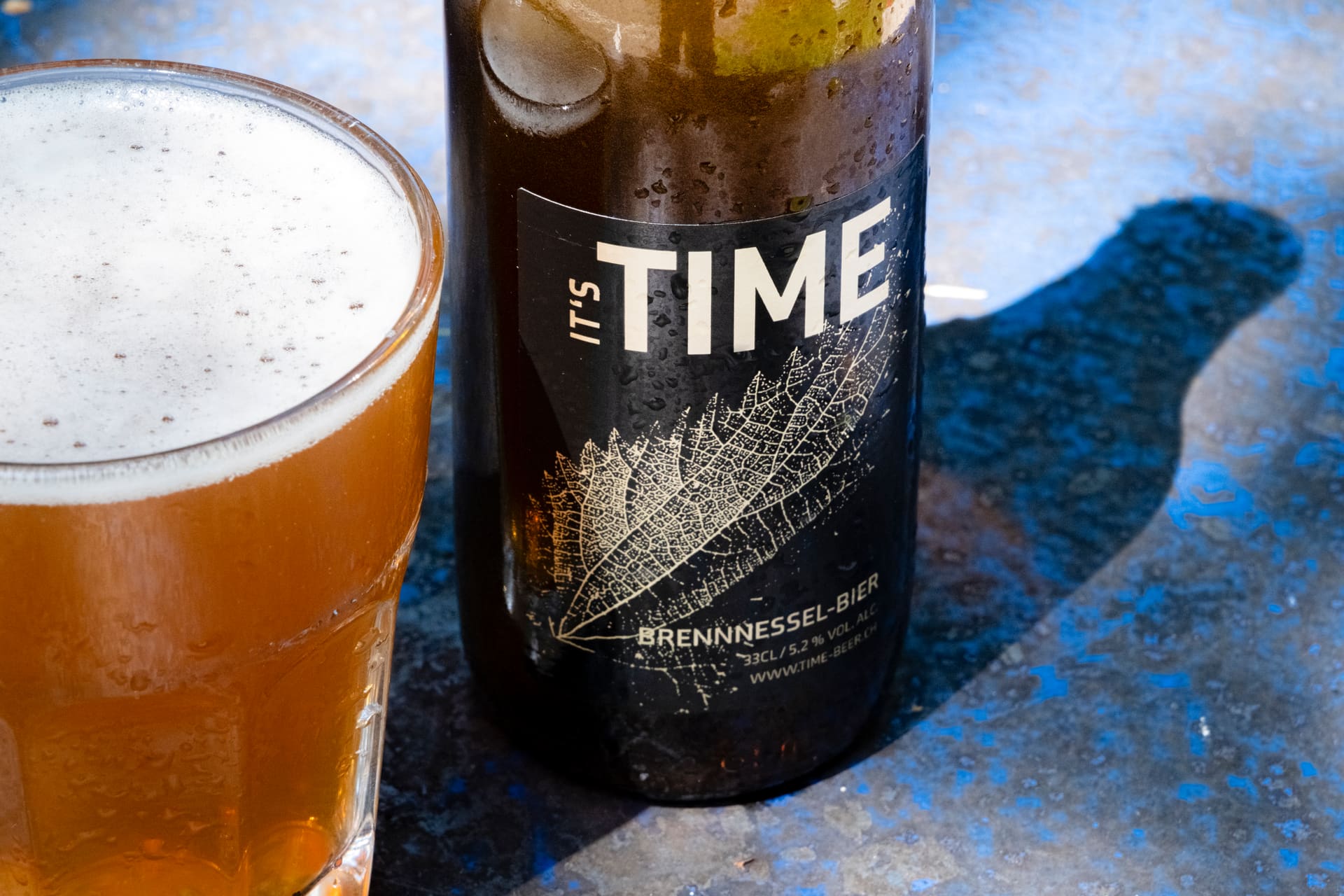 Anwendung des Designs auf Sonderprodukt – Brennnesselbier mit Markenetikette im Kontext