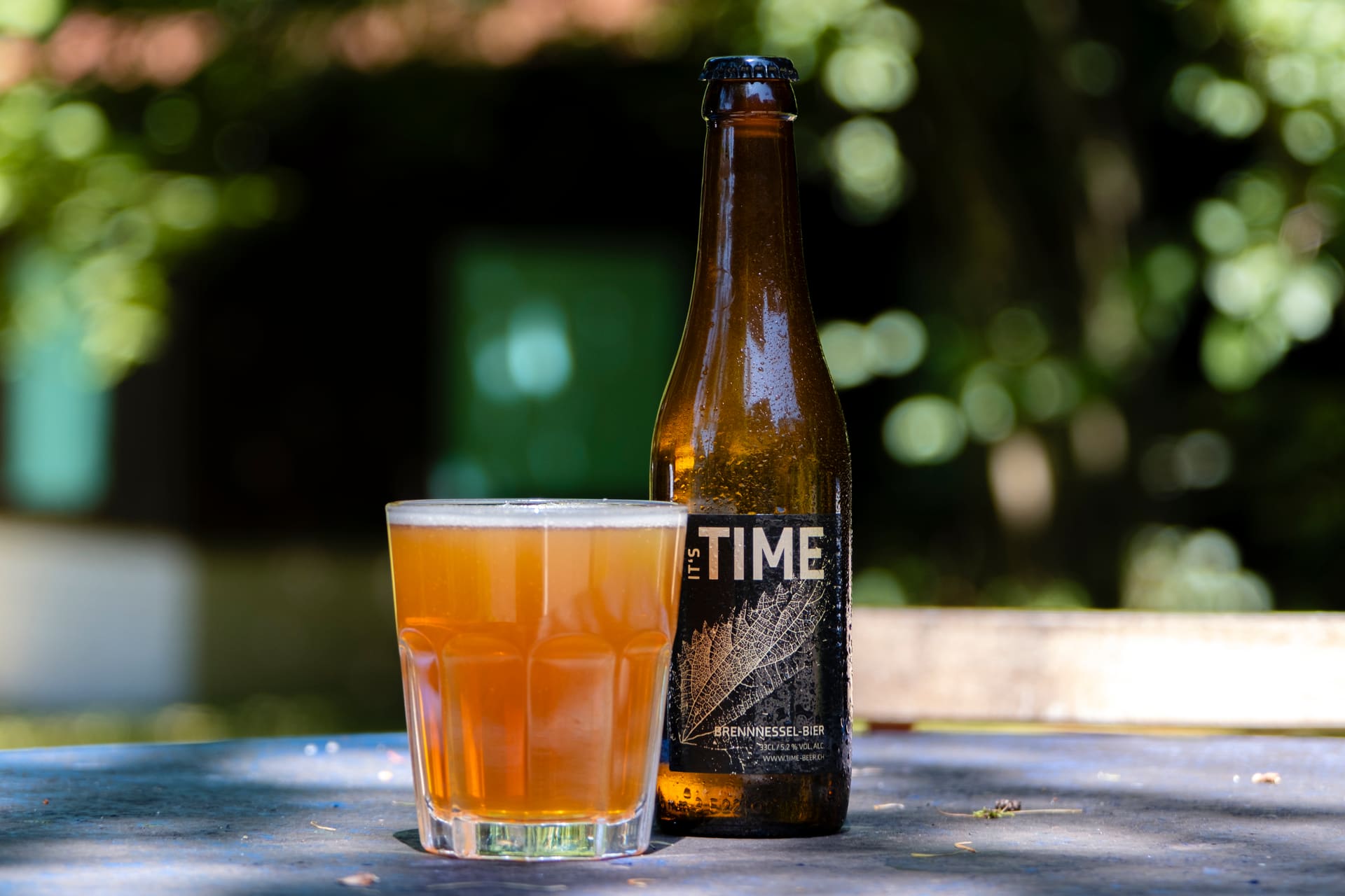 Detail der Bieretikette – Relief der Brennnesseladerung auf schwarzem Feld