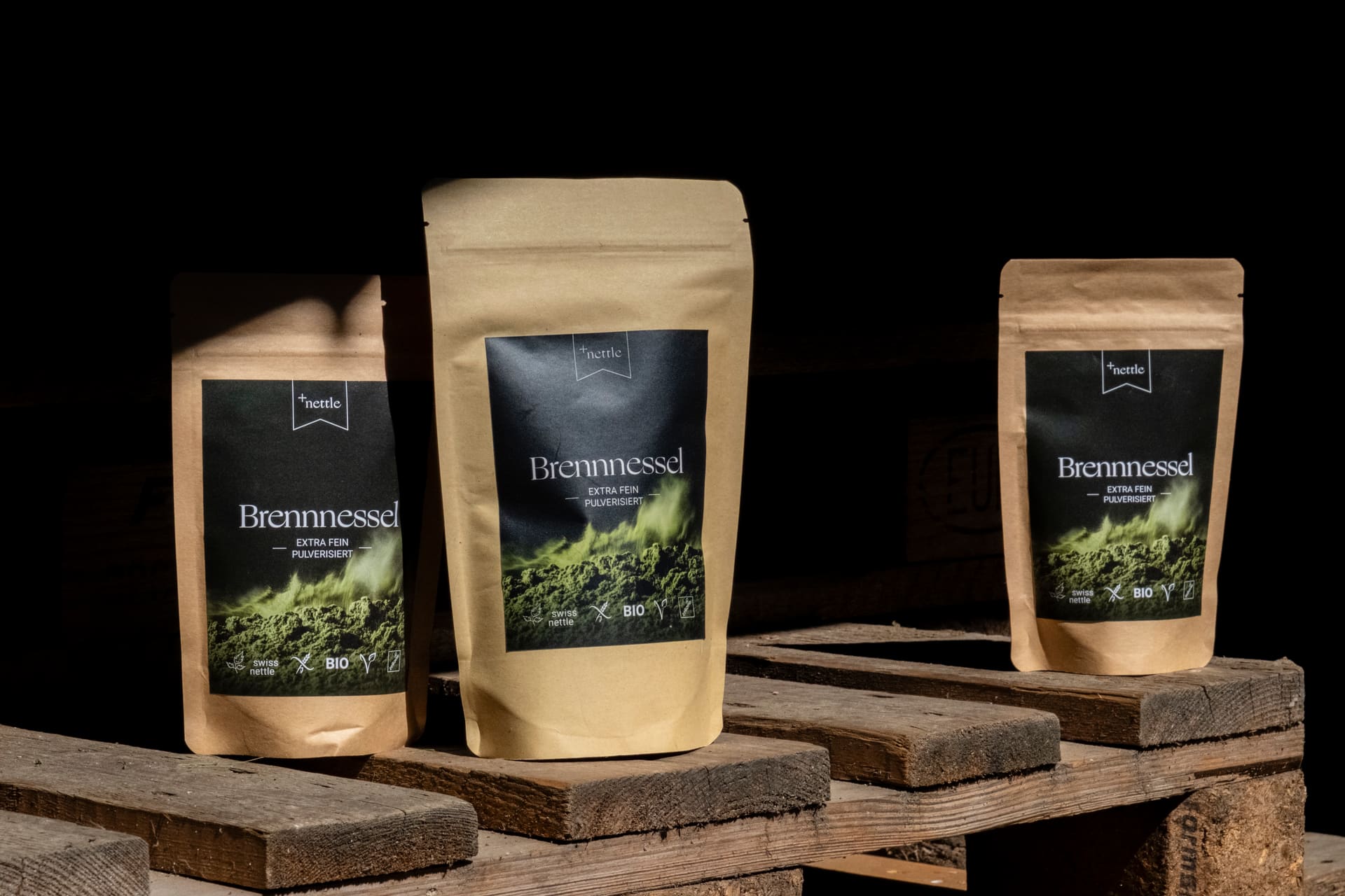 Etiketten und Struktur im System – ruhige Makroaufnahme mit Fokus auf Typografie und Materialität