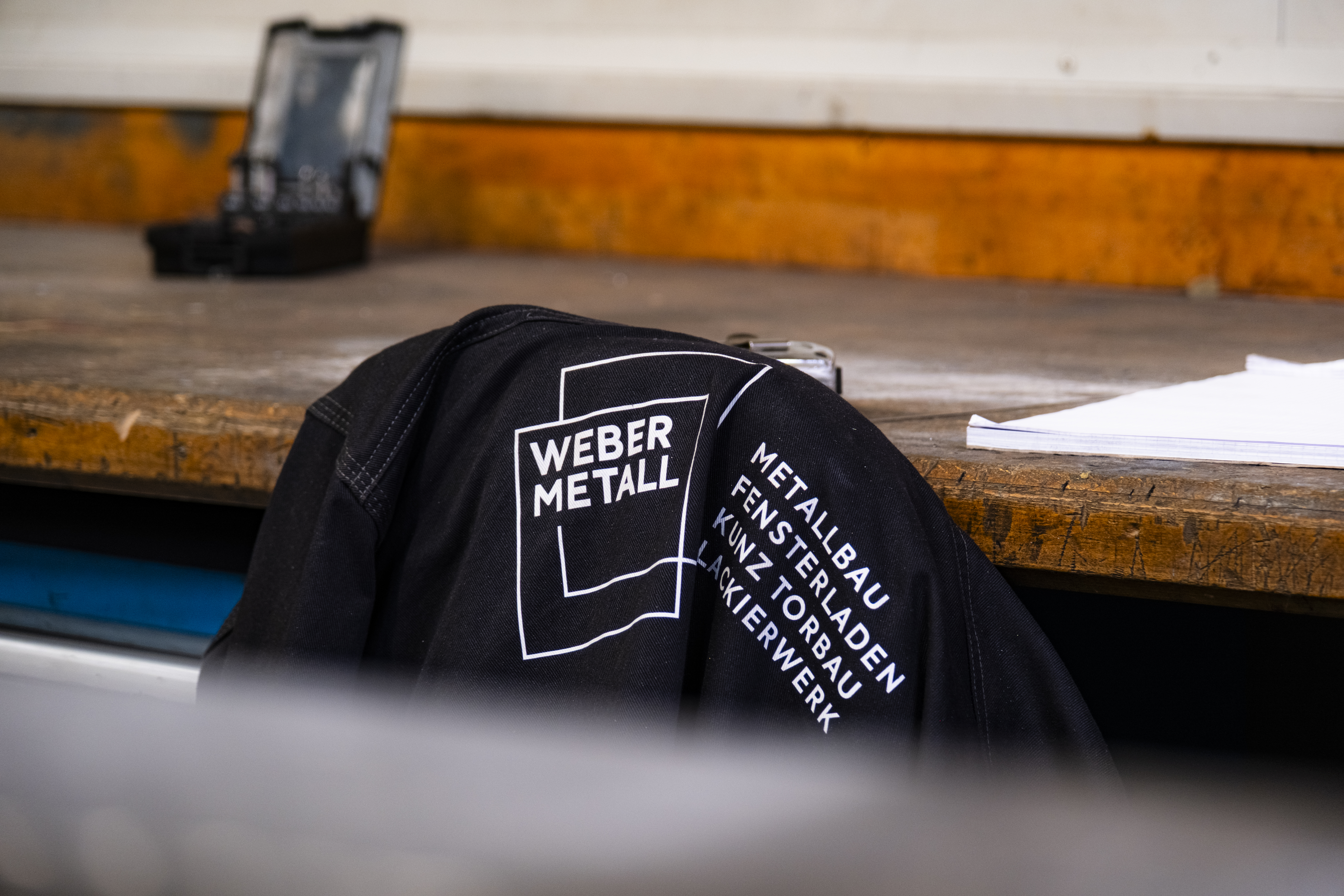 Employer Branding – Bekleidungssystem und Farbcodierung im Markenauftritt.